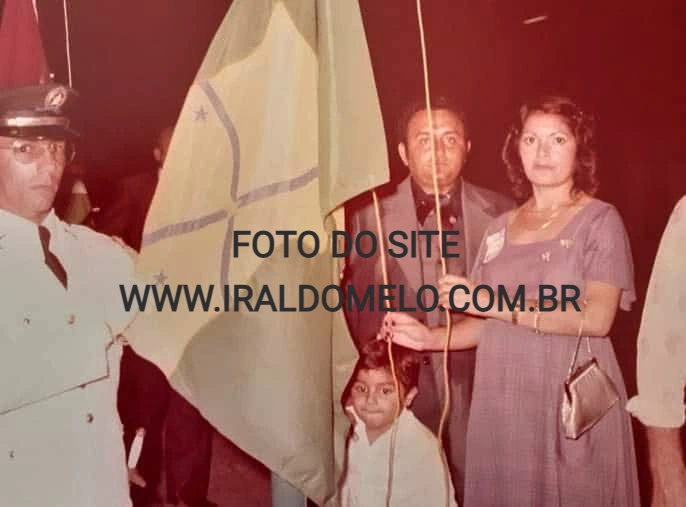 Imagem que mostra a primeira bandeira de Tianguá sendo hasteada pela Sra. Primeira Dama D. Fátima e seu esposo o Prefeito José Evangelista de Sousa - Zezé